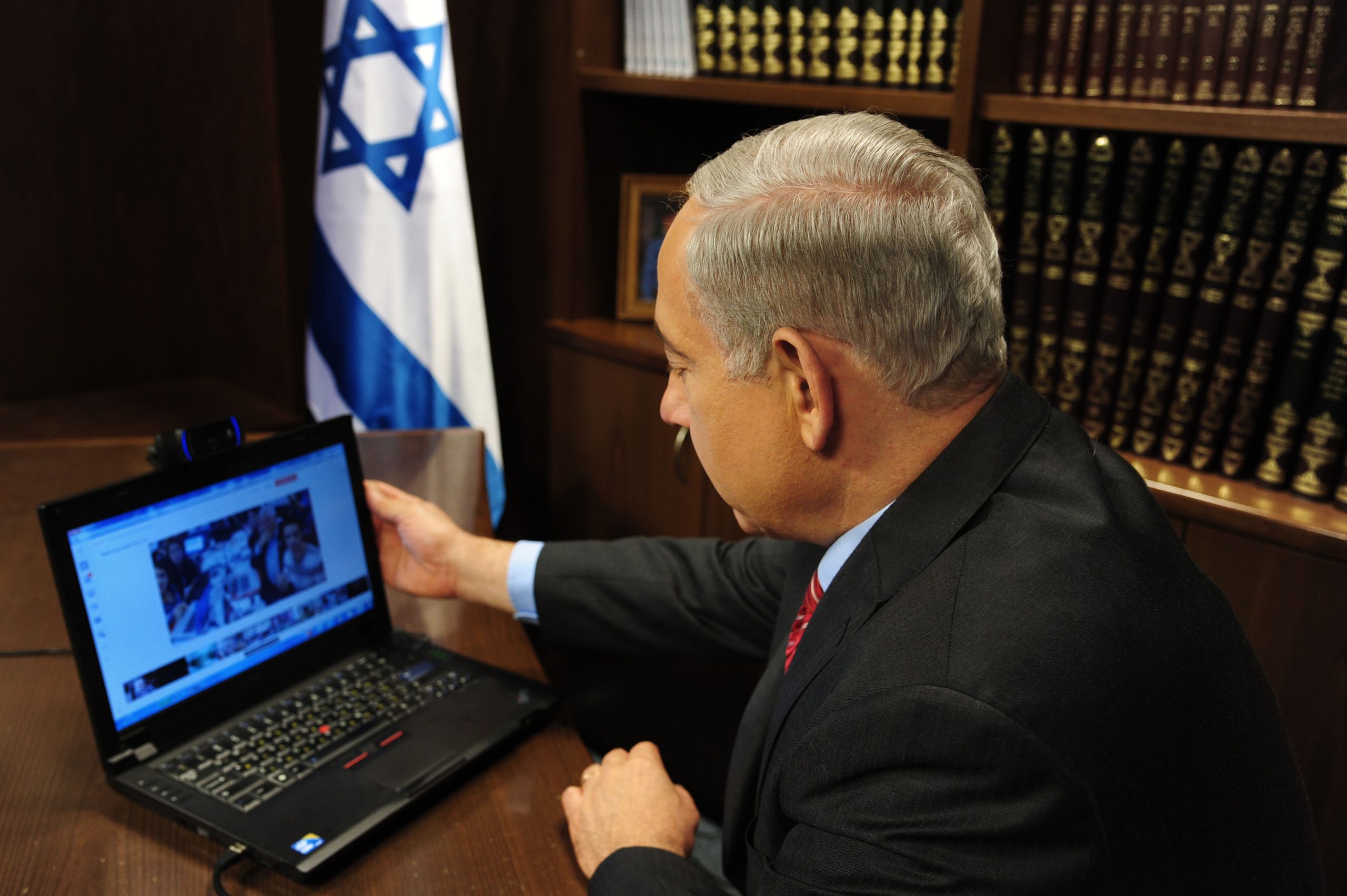 премьер Израиля за ноутбуком