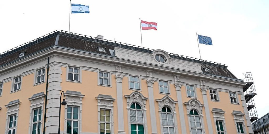 Флаг Израиля над Австрия