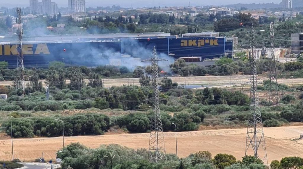 Одна из выпущенных из сектора Газа ракет попала по застройке в городе Ришон-ле-Цион