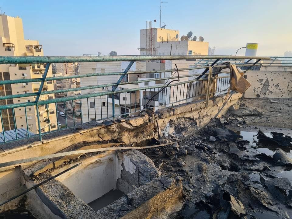 Ракета пробила крышу 16-этажного дома в Беэр-Шеве, пострадавших нет