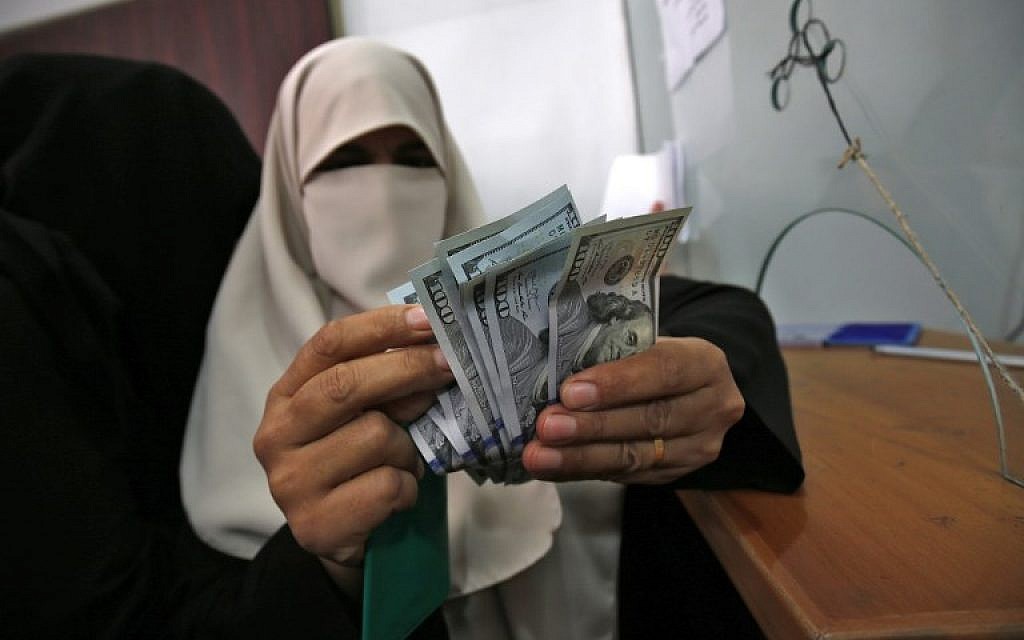 Палестинка считает деньги