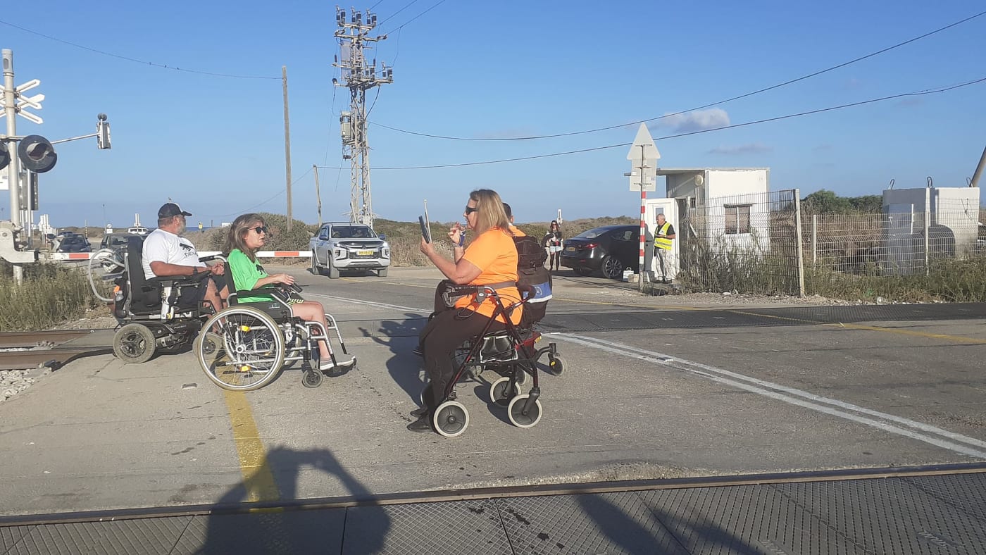 инвалиды перекрывают ЖД