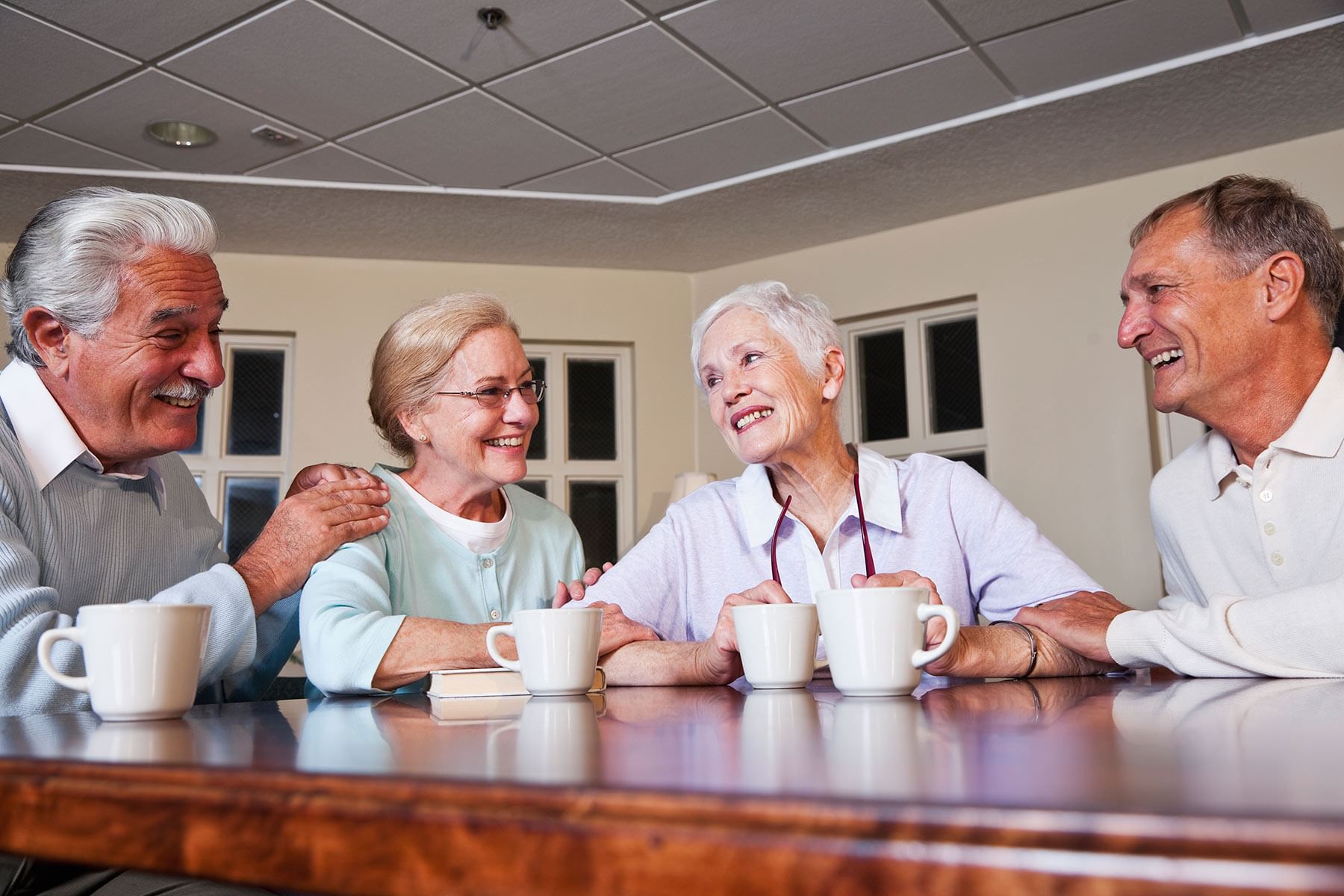 Разговор с пожилым человеком. Пожилые люди. Пенсионеры за столом. Общение с пожилыми людьми. Общение в пожилом возрасте.