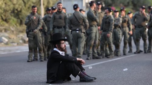 Протесты против призыва. Фото: Abir Sultan / EPA / TASS