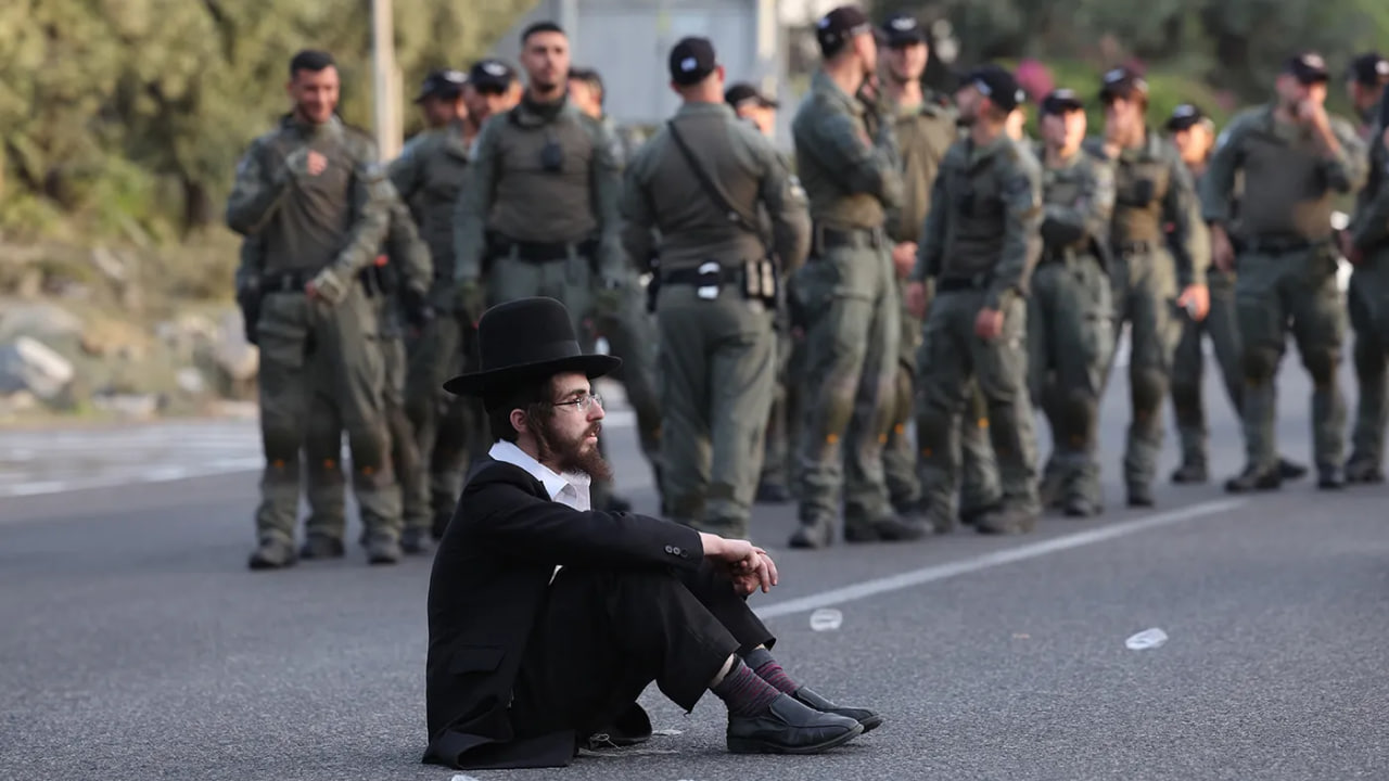 Протесты против призыва. Фото: Abir Sultan / EPA / TASS